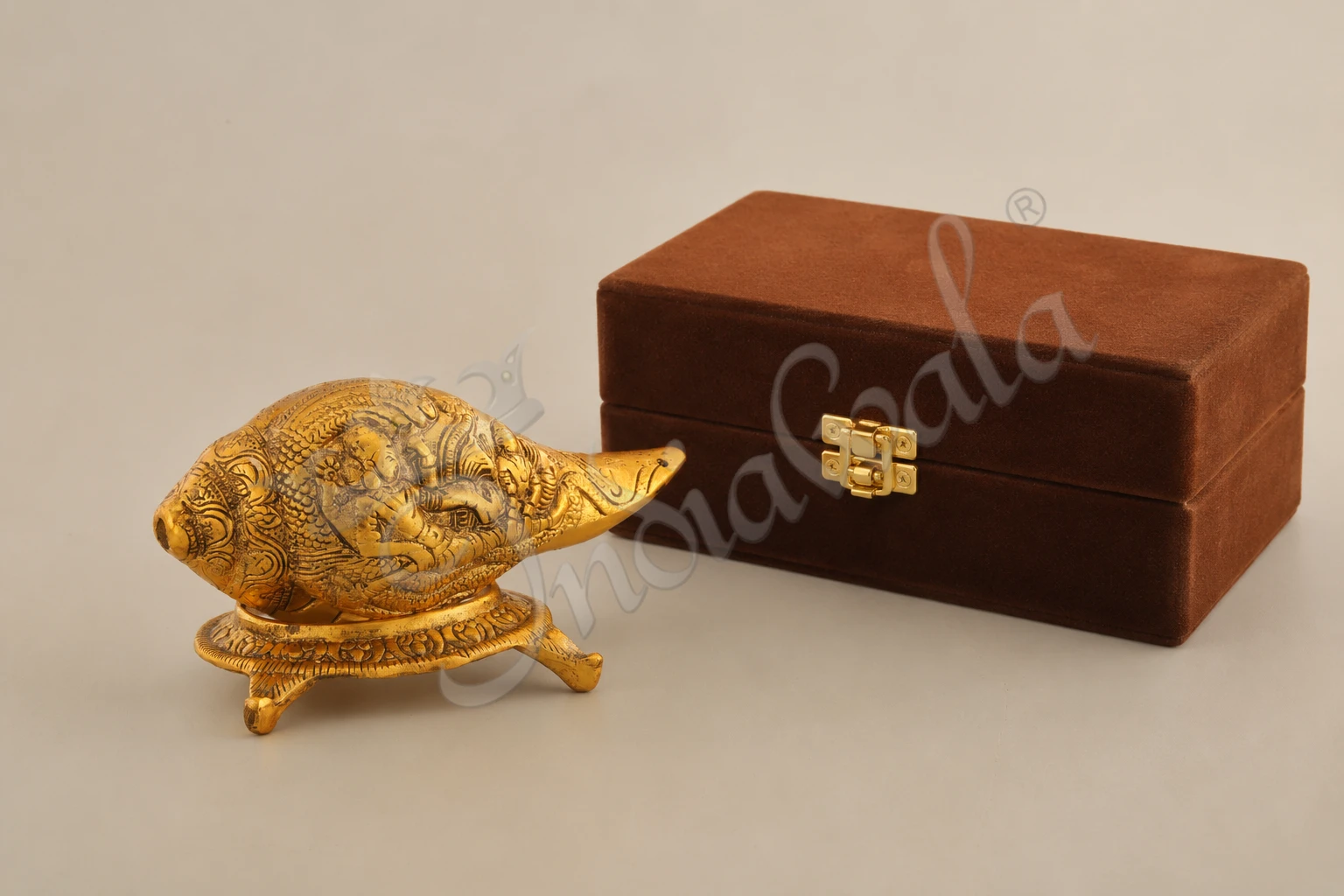 INW-15248 A beautiful 7.5 Inch Gold Plated Aluminium Shankh with Velvet Box, perfect for gifting.