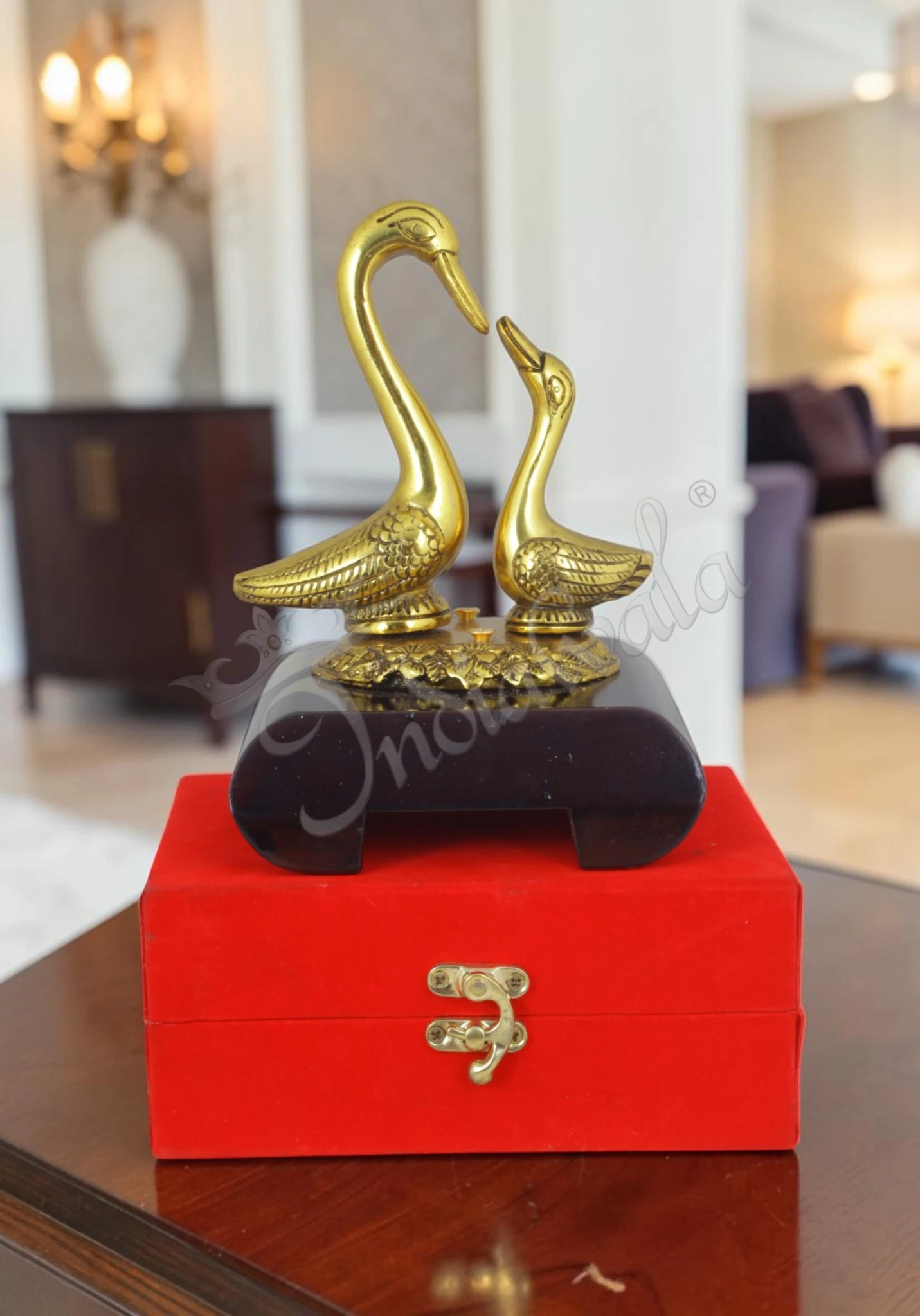 INW-15442 Elegant Gold Plated Aluminium Swan Wooden Base Statue for corporate gifting